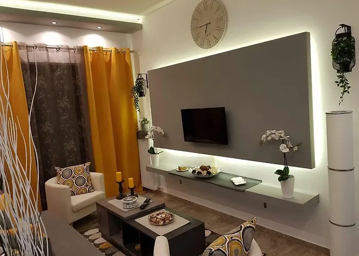 \'Golden Aurora\' Apartment With Elegant Style